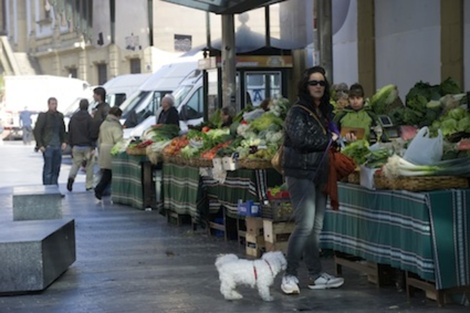 Gipuzkoan, orokorrean, greba orokorrak ez du jarraipen handirik izan. Irudian, Bretxa ondoko azoka. (Andoni CANELLADA/ARGAZKI PRESS)
