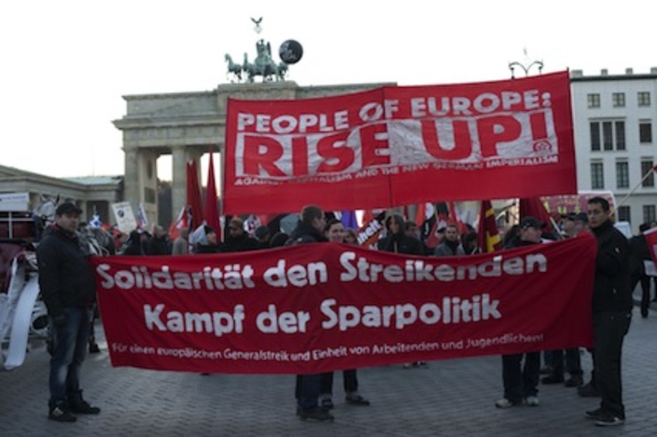 Protesta frente a la puerta de Brandenburgo en Berlín. (Barbara SAX/AFP) Protesta frente a la puerta de Brandenburgo en Berlín. (Barbara SAX/AFP)