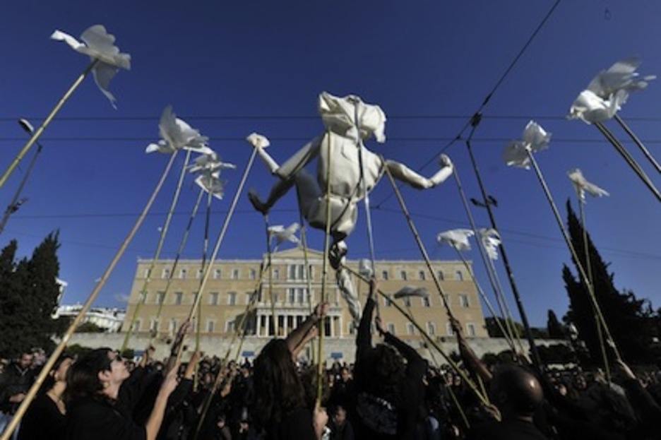 En Atenas se ha llevado a cabo un paro de tres horas. En la imagen, una performance frente al Parlamento ateniense. (Louisa GOULIAMAKI/AFP) En Atenas se ha llevado a cabo un paro de tres horas. En la imagen, una performance frente al Parlamento ateniense. (Louisa GOULIAMAKI/AFP)