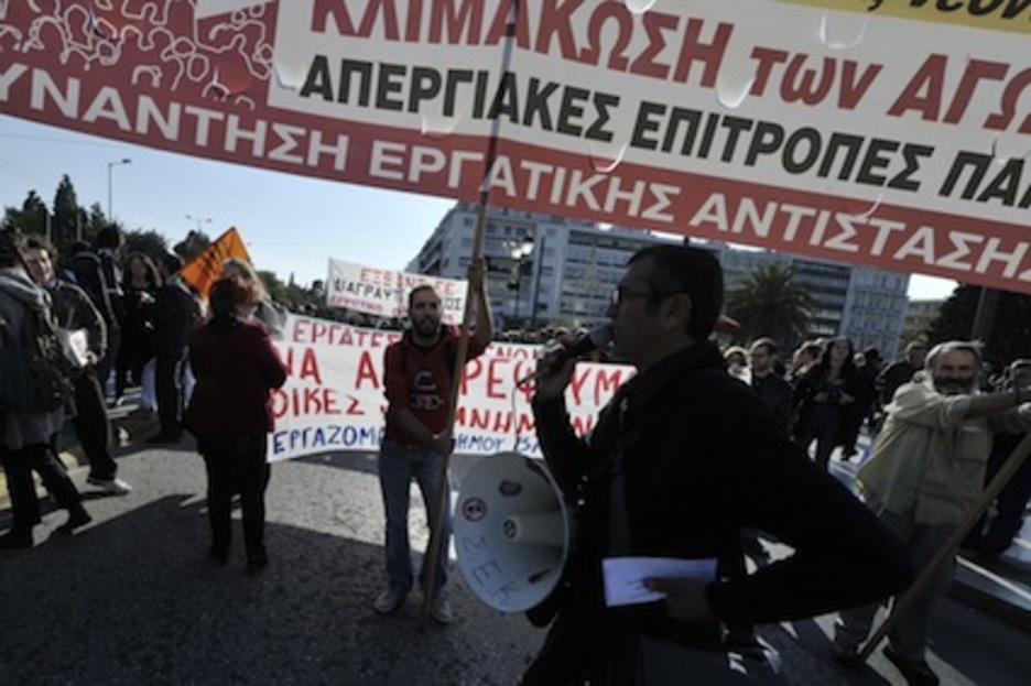 Representantes sindicales y trabajadores se manifiestan por las calles de Atenas. (Louisa GOULIAMAKI/AFP) Representantes sindicales y trabajadores se manifiestan por las calles de Atenas. (Louisa GOULIAMAKI/AFP)