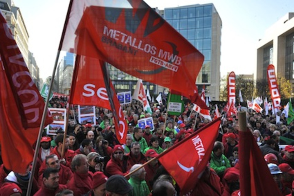 En bruselas, el principal acto de protesta se ha realizado frente a la sede de la Comisión Europea. Han participado más de mil personas. (Georges GOBET/AFP) En bruselas, el principal acto de protesta se ha realizado frente a la sede de la Comisión Europea. Han participado más de mil personas. (Georges GOBET/AFP)