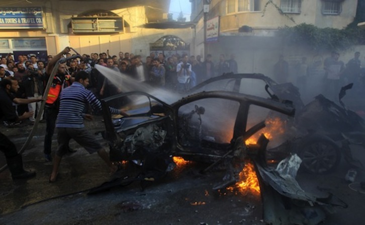 Estado en el que ha quedado el coche en el que viajaba Jabari tras el ataque israelí. (Mahmud HAMS/AFP PHOTO)