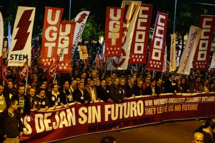 Manifestación multitudinaria celebrada en Madrid, encabezada por dirigentes sindicales. (Javier SORIANO/AFP)