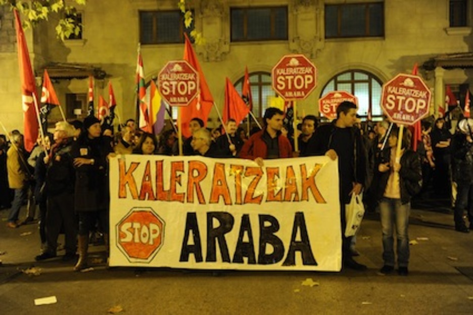 Gasteizko Korreos Plazan elkarretaratzea egin dute arratsaldean. (Juanan RUIZ/ARGAZKI PRESS)