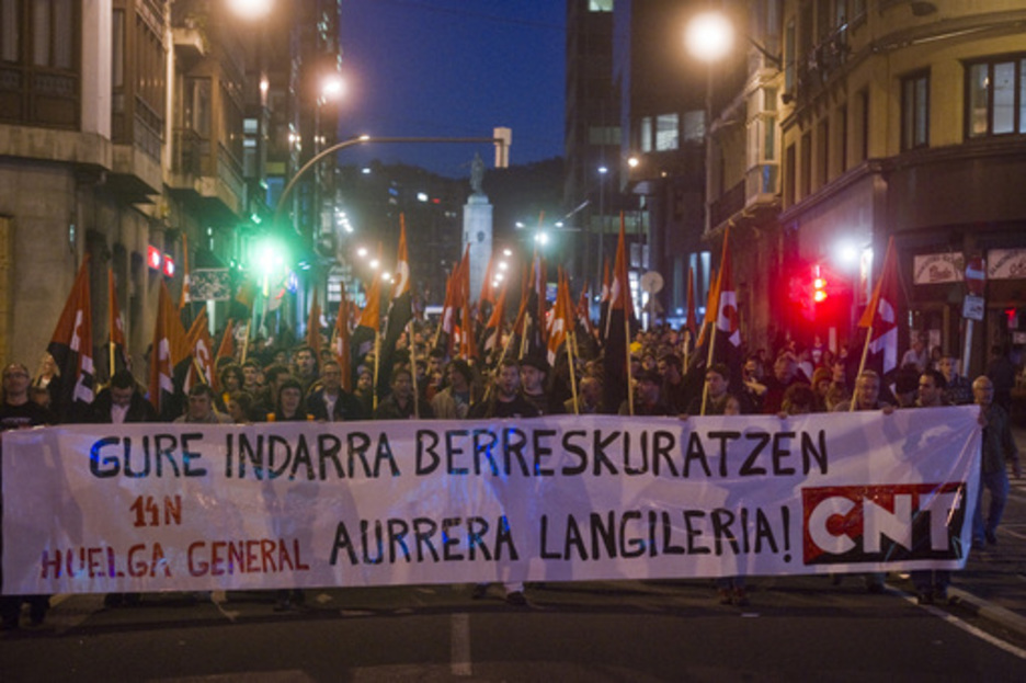 Bilbon, mila lagun inguru bildu dira CNTk eta eragile sozialek deitutako manifestazioan. (Luis JAUREGIALTZO/ARGAZKI PRESS)