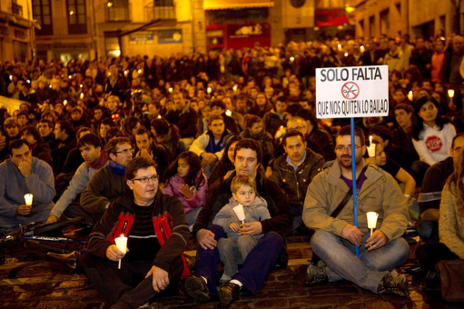 Iruñeko Udaletxe aurrean manifestariak eserita. (Idoia ZABALETA/ARGAZKI PRESS)