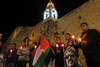 Varios palestinos participan en una vigilia en Belén por los fallecidos en Gaza. (Musa AL-SHAER/AFP) 