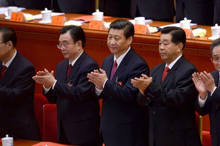 El vicepresidente chino, Xi Jinping, en el centro, aplaude durante la clausura del congreso. (Wang ZHAO/AFP) 