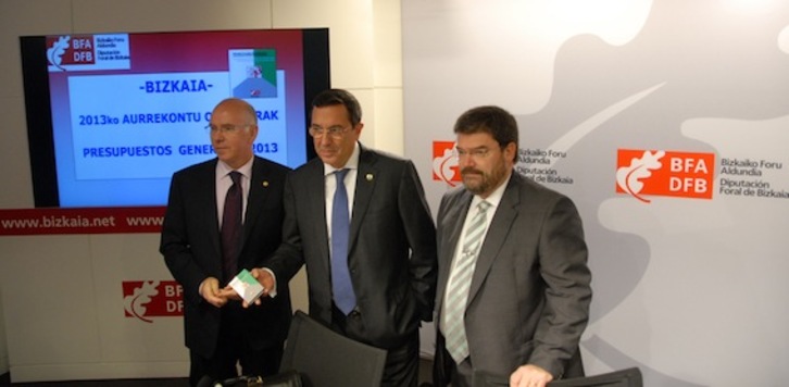 El diputado general de Bizkaia, José Luis Bilbao, flanqueado por Juan María Aburto y José María Iruarrizaga. (BIZKAIA.NET)