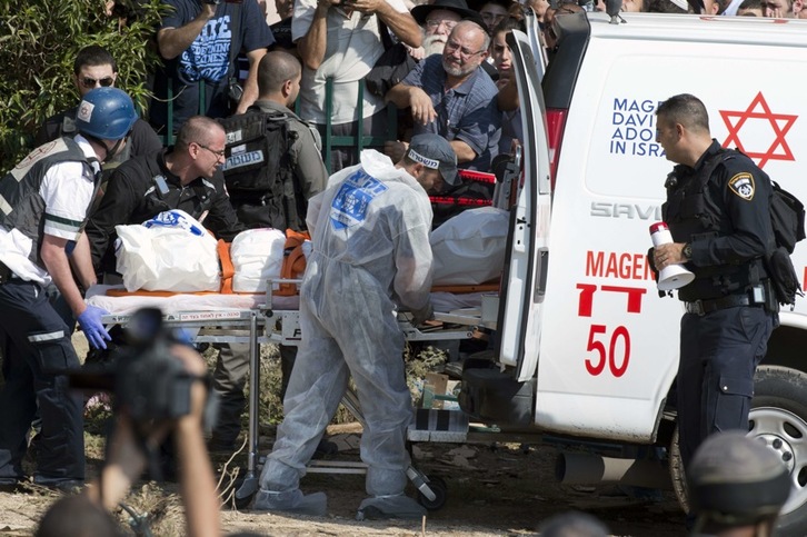 Los servicios de emergencia trasladan a uno de los fallecidos en la localidad israelí de Kiryat Malahi. (Jack GUEZ/AFP)