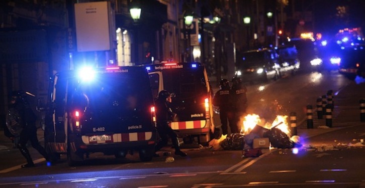 Mossos d'Esquadra ayer a la noche en Vía Laietana. (Quique GARCIA/AFP PHOTO)