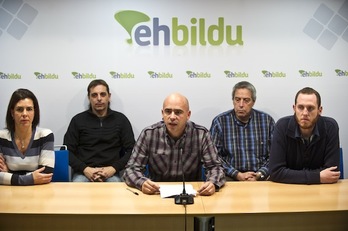 Gorka Ortiz de Guinea, acompañado por otros cargos institucionales de la coalición abertzale. (Juanan RUIZ/ARGAZKI PRESS)