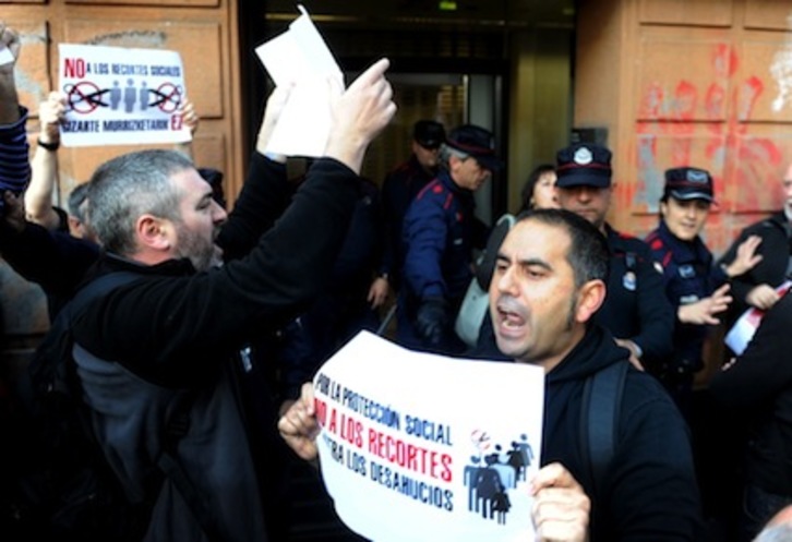 Manifestantes protestan contra los desahucios ante la sucursal de La Caixa. (Luis JAUREGIALTZO/ARGAZKI PRESS)