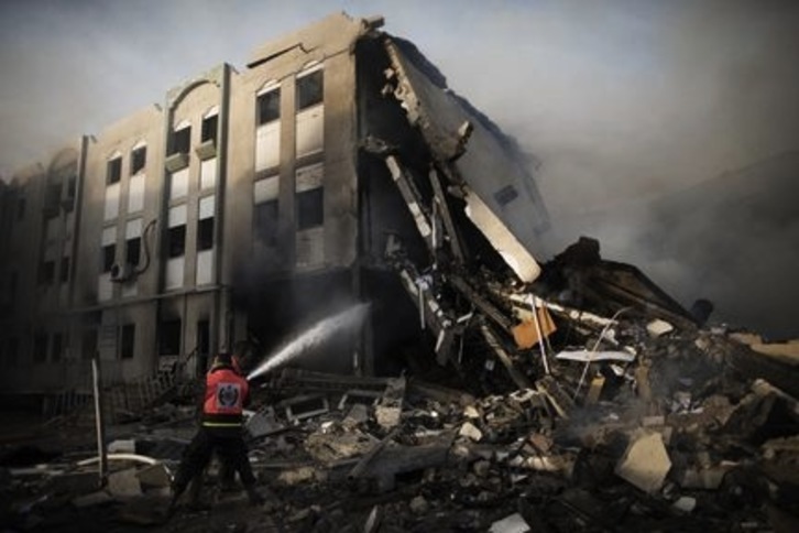 Imagen del Ministerio del Interior en Gaza tras el ataque del Ejército israelí. (Marco LONGARI/AFP)