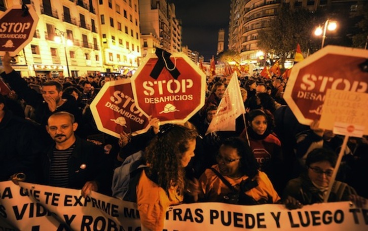 Manifestantes sostienen carteles contra los desahucios. (Jose JORDAN/AFP PHOTO)