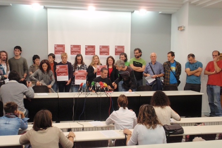 Representantes de los sindicatos y movimientos convocantes de la marcha, hoy en Bilbo. (NAIZ)