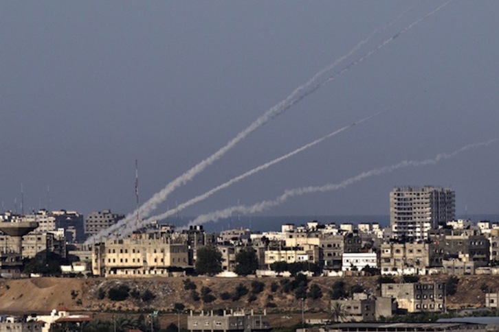 Cohetes lanzados desde la Franja de Gaza en dirección a Israel. (Jack GUEZ/AFP PHOTO)