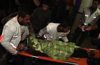 Servicios médicos palestinos atienden a una mujer herida durante los ataques. (Mahmud HAMS/AFP)
