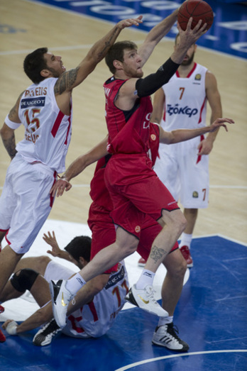Partido entre Baskonia y Olympiacos, con triunfo para los griegos. (Raul BOGAJO/ARGAZKI PRESS)