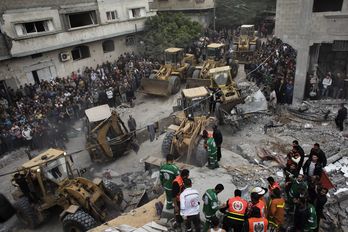 Bomberos palestinos trabajan en Gaza tras un ataque israelí. (Marco LONGARI / AFP)