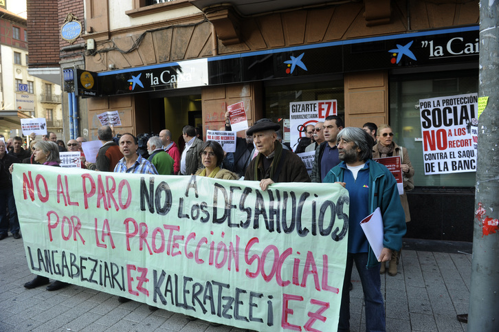 Protesta realizada frente a una sucursal de La Caixa. ( Luis JAUREGIALTZO / ARGAZKI PRESS)