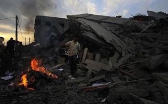 Un palestino inspecciona las oficinas del primer ministro, Ismail Haniye, que han quedado reducidas a escombros tras el bombardeo israelí. (Mahmud HAMS/AFP)