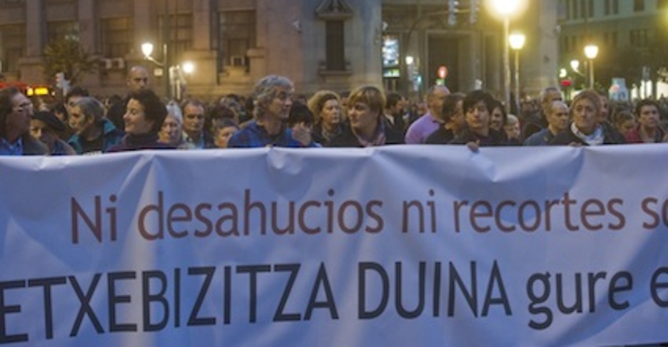 Etxe desjabetzeen eta murrizketa sozialen aurkako pankarta handi batek burutu du manifestazioa. (Luis JAUREGIALTZO/ARGAZKI PRESS)