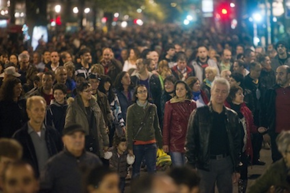 Milaka izan dira Bilboko kaleetan zehar etxe desjabetzeen aurkako aldarrikapenekin bat egin duten hiritarrak. (Luis JAUREGIALTZO/ARGAZKI PRESS)