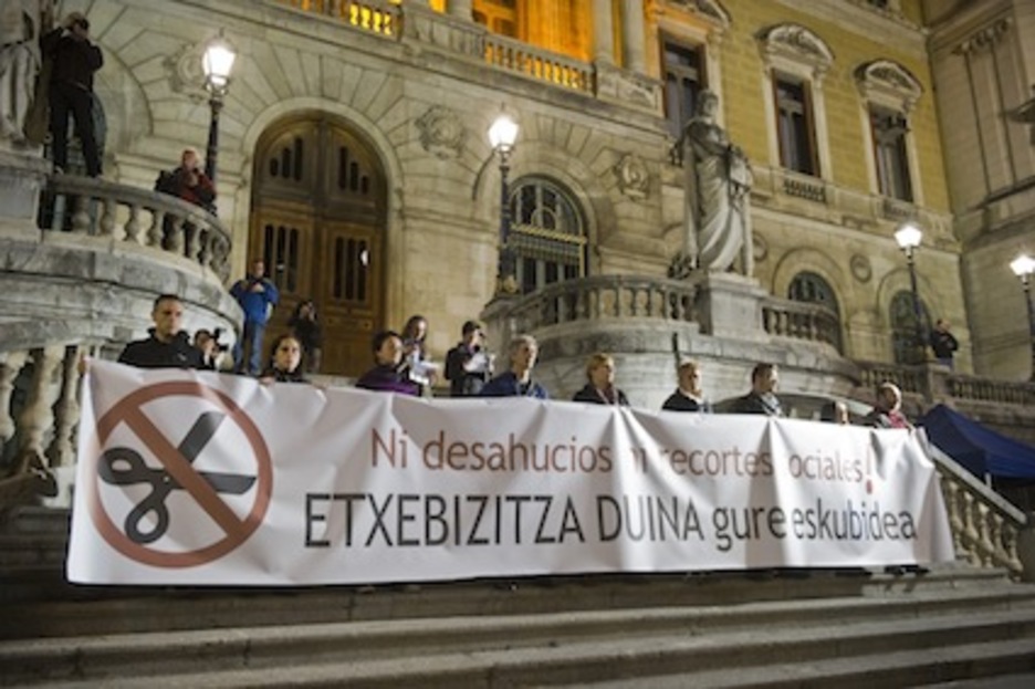 Manifestazioa Bilboko udaletxean amaitu da. Irudian, sindikatuetako eta eragile sozialetako ordezkaritza bat. (Luis JAUREGIALTZO/ARGAZKI PRESS)