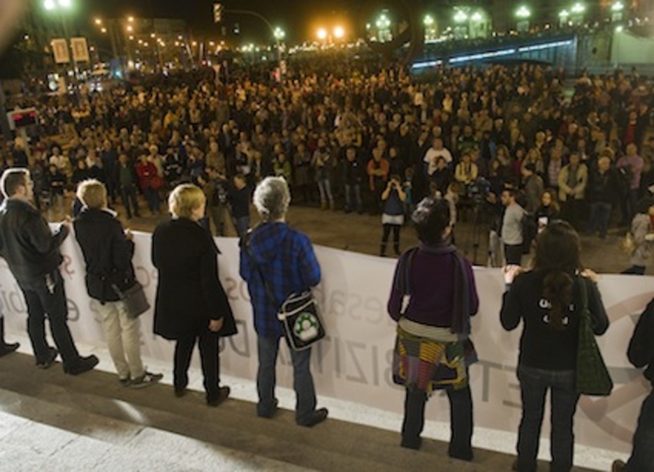 Manifestazioaren amaieran etxe duin bat izateko eskubidea aldarrikatu dute. (Luis JAUREGIALTZO/ARGAZKI PRESS)