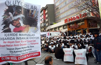 Protesta realizada en Ankara para dar a conocer la huelga de hambre de los presos kurdos. (ADEM ALTAN / AFP)