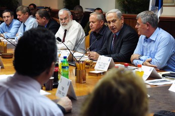 Netanyahu durante la reunión con su gabinete. (Kobi GIDEON / AFP)