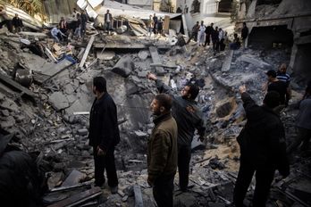 Un edificio en el que residía una familia ha sido atacado por Israel. (Marco LONGARI / AFP)