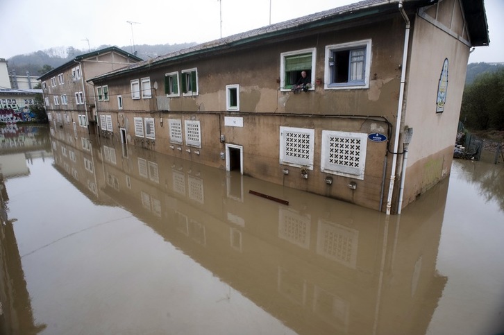 Martuteneko Txomin auzoan kalte handiak eragin zituzten uholdeek iazko azaroan. (Juan Carlos RUIZ/ARGAZKI PRESS)