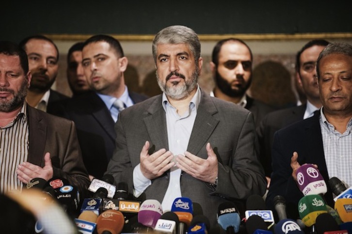 El líder de Hamas en el exilio, Jaled Meshal, durante la reuda de prensa que ha ofrecido en El Cairo. (Gianluigi GUERCIA/AFP)