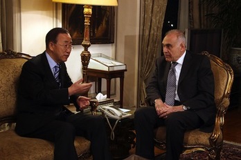 Ban Ki Moon, Egiptoko Kanpo Harremanetarako ministroarekin batera. (Ahmed MAHMOUD/AFP)
