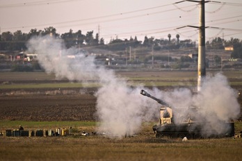 Un tanque israelí dispara contra la Franja de Gaza. (Jack GUEZ/AFP PHOTO)