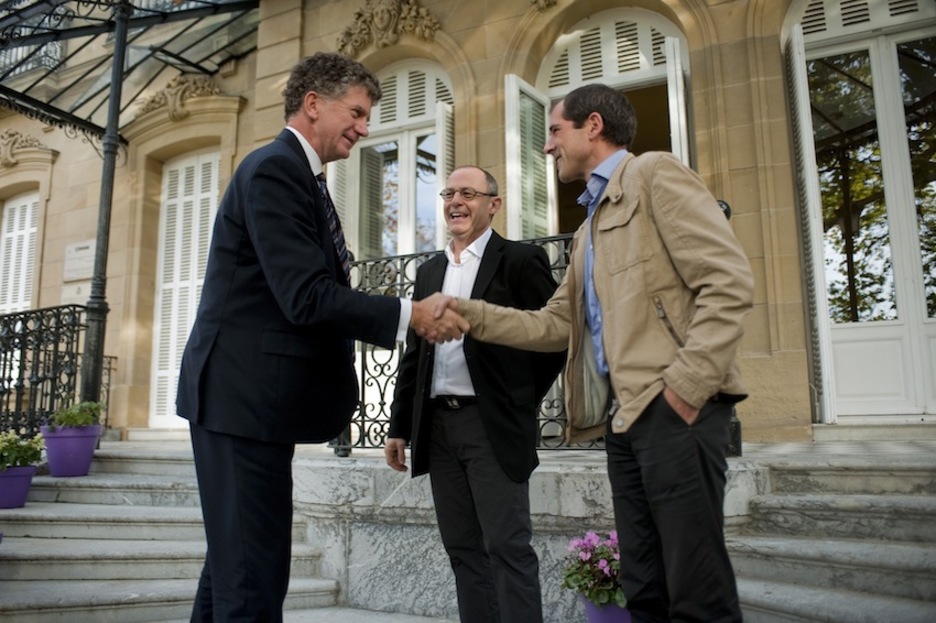 Jonathan Powell, el alcalde de Donostia, Juan Carlos Izagirre y el coordinador de Lokarri, Paul Ríos. (Juan Carlos RUIZ/ARGAZKI PRESS)