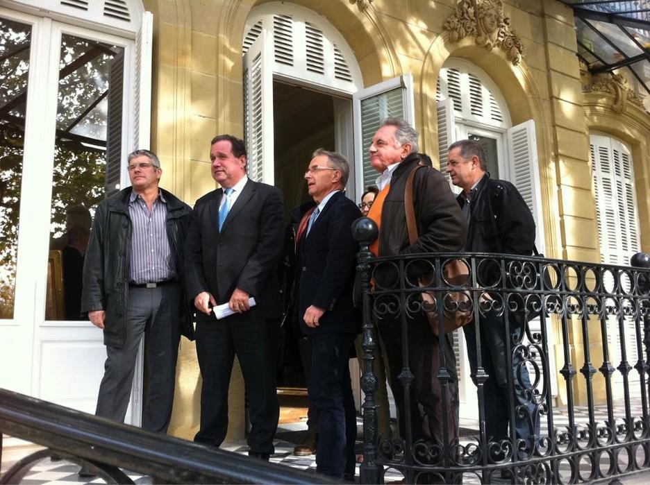 Parte de la delegación de Ipar Euskal Herria. De izquierda a derecha, Michel Larralde (CFDT), Max Brisson (UMP), Kotte Ezenarro (PS), Jean Lissar (EE-Verts) y Jean-Pierre Etcheverry (CFDT). (Iñaki SOTO)