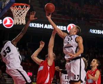 Partido que el Bilbao Basket disputó la semana pasada contra el Belgacom Spirou. (Virginie LEFLOUR/AFP)