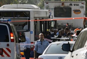 Policías israelíes alrededor del autobús. (Jonathan NACKSTRAND/AFP) 