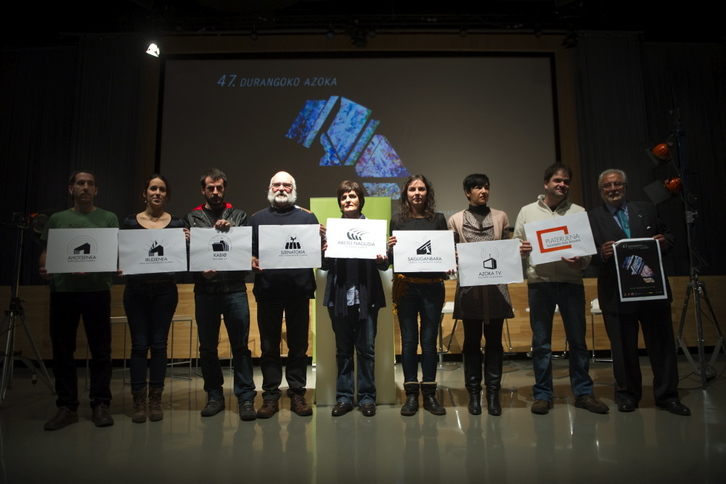 Durangoko Azokarako elkarlanean aritu diren elkarteetako ordezkariak, Bilboko aurkezpenean. (Marisol RAMIREZ/ARGAZKI PRESS)