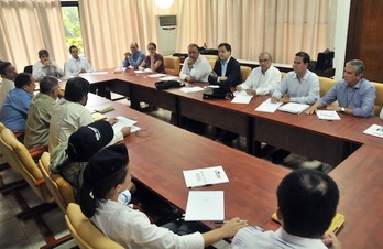 Los equipos negociadores del Gobierno de Colombia y de las FARC, frente a frente. (Omar NIETO REMOLINA/AFP PHOTO)