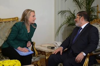 La secretaria de Estado de EEUU, Hillary Clinton, junto al presidente egipcio, Mohamed Morsi. (Khaled DESOUKI/AFP PHOTO)