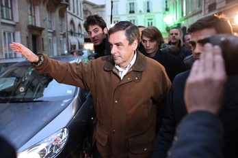 François Fillon sale de una reunión que ha mantenido con sus partidarios dentro del partido. (Thomas SAMSON/AFP)