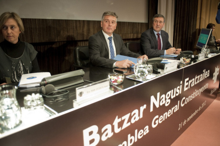 Asamblea de Kutxa, con Xabier Iturbe en el centro. (Juan Carlos RUIZ/ARGAZKI PRESS)