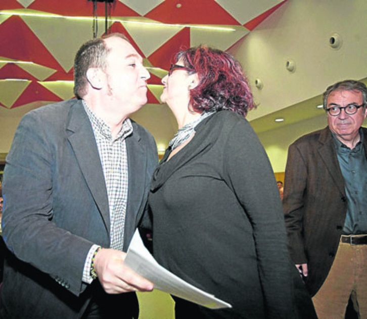 Barrena saluda a Rosa Lluch en la conferencia de Barcelona. (Albert GARCÍA)