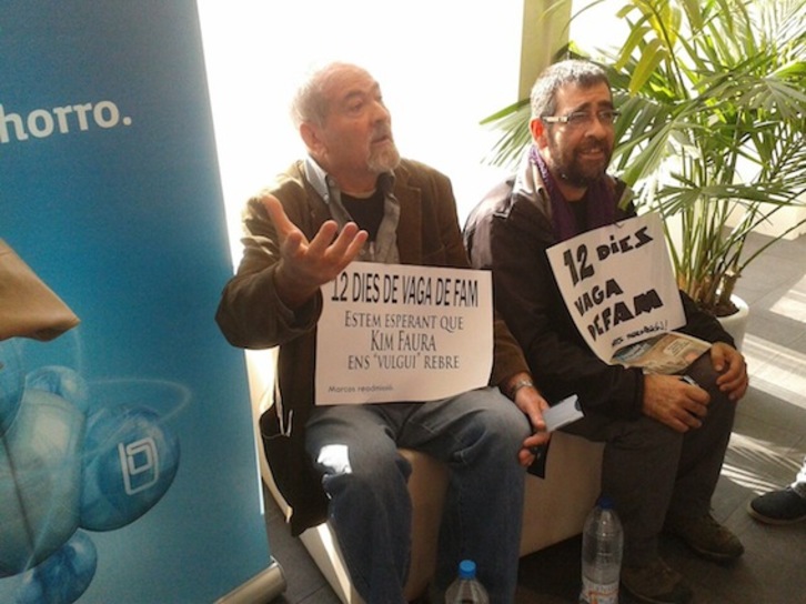 Laurentino y Alberto, dos de los huelguistas, en la sede de Telefónica en Barcelona. (huelgadehambreentelefonica.blogspot.com.es)