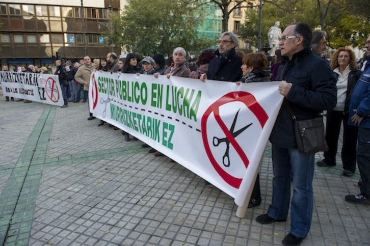 Herri Ekimenaren elkarretaratzea, Nafarroako Parlamentuaren kanpoaldean. (Lander FDEZ. ARROIABE/ARGAZKI PRESS)