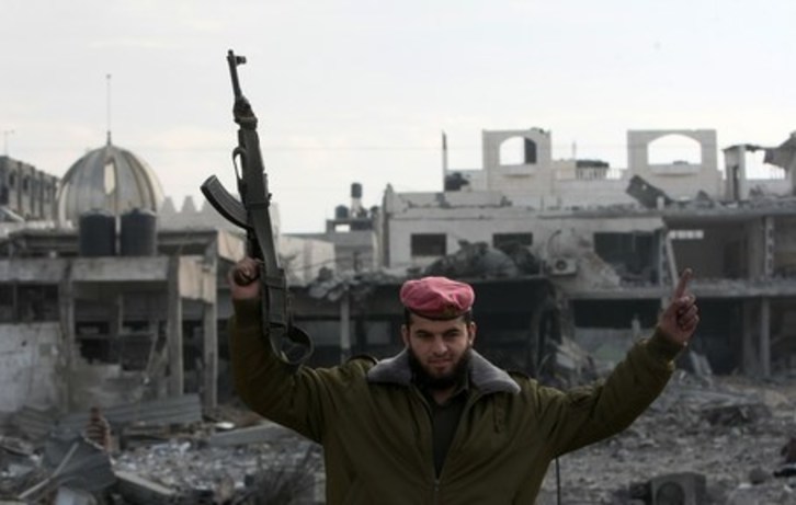 Un policía palestino celebra su retorno a la comisaría en la que trabajaba, destruida por los israelíes. (Mahmud HAMS/AFP PHOTO)
